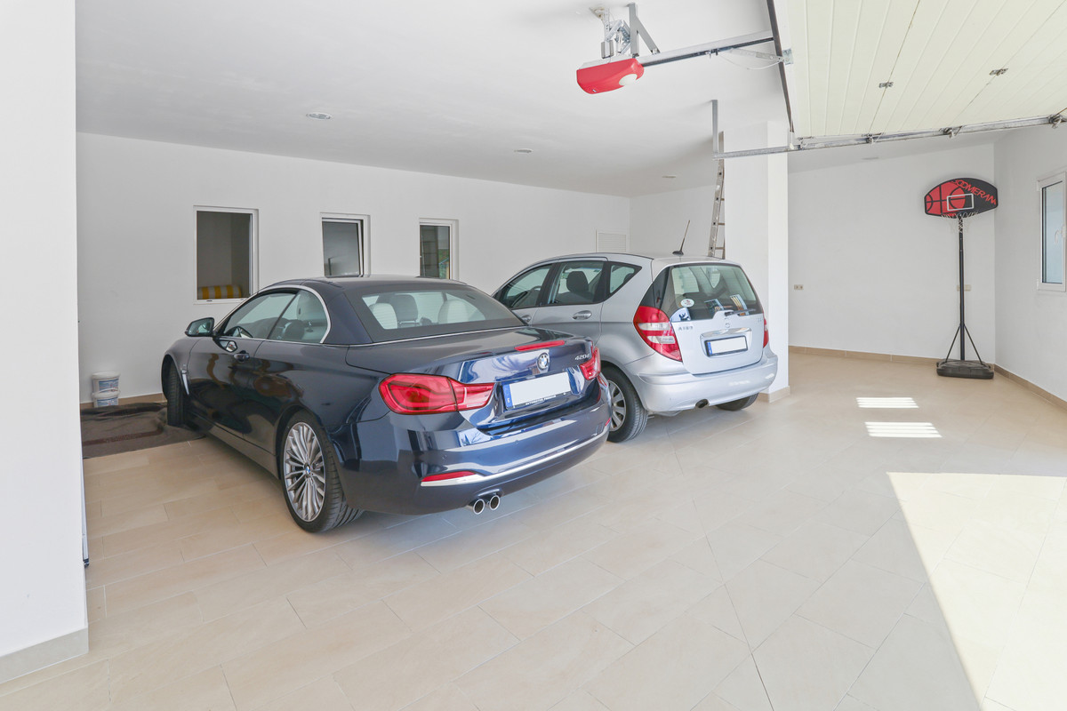 5 Bedroom Villa in Estepona - Photo 38