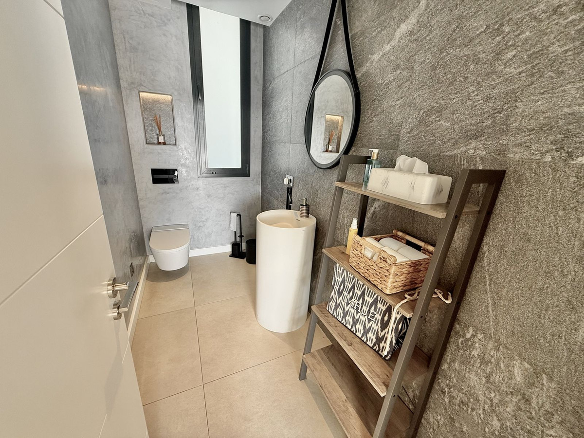 4 Bedroom Villa in Estepona - Photo 27