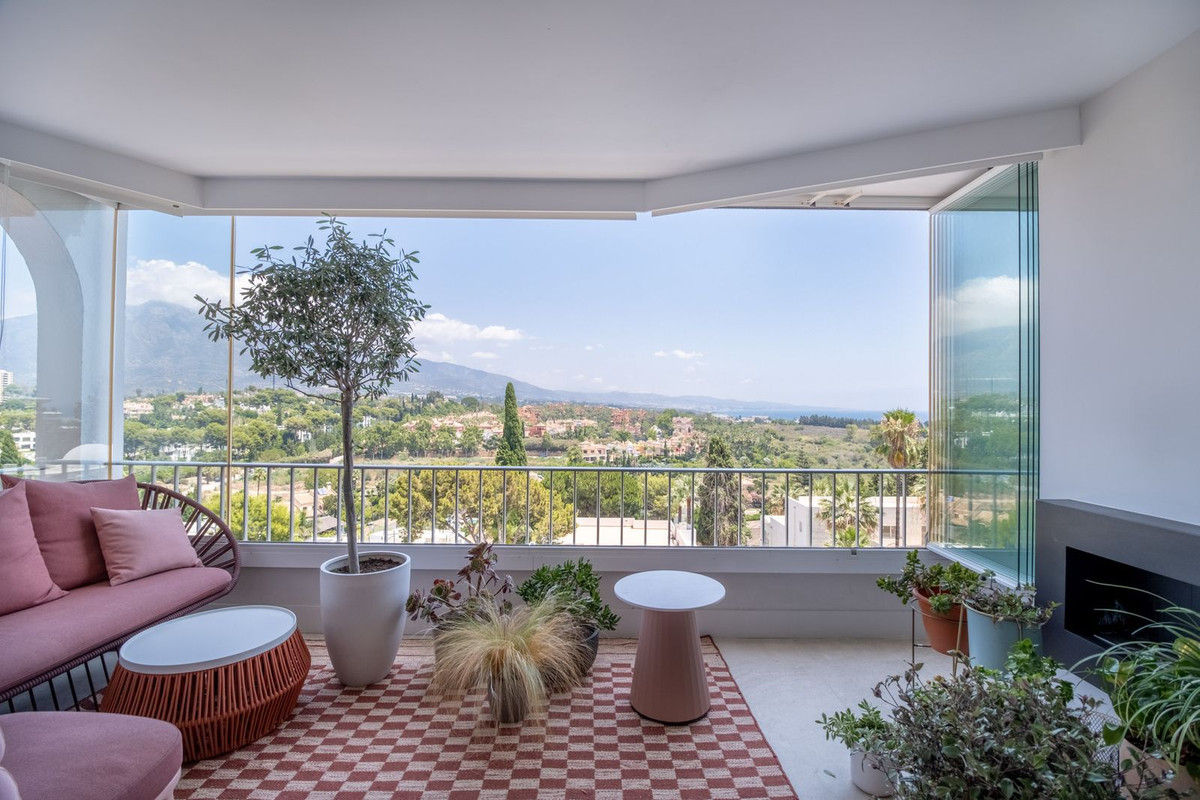 2 Bedroom Apartment in Marbella - Photo 2
