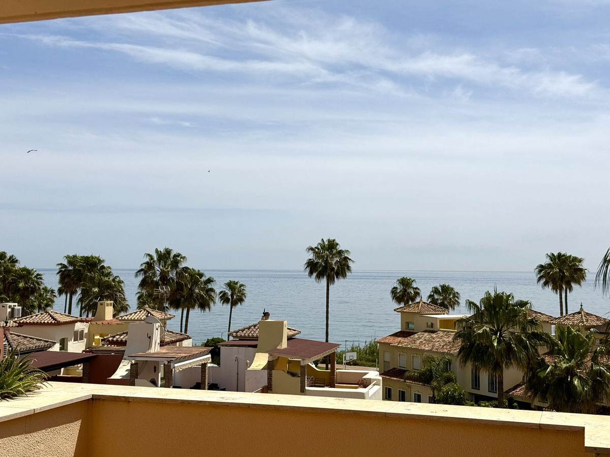 2 Bedroom Penthouse in Estepona - Photo 29