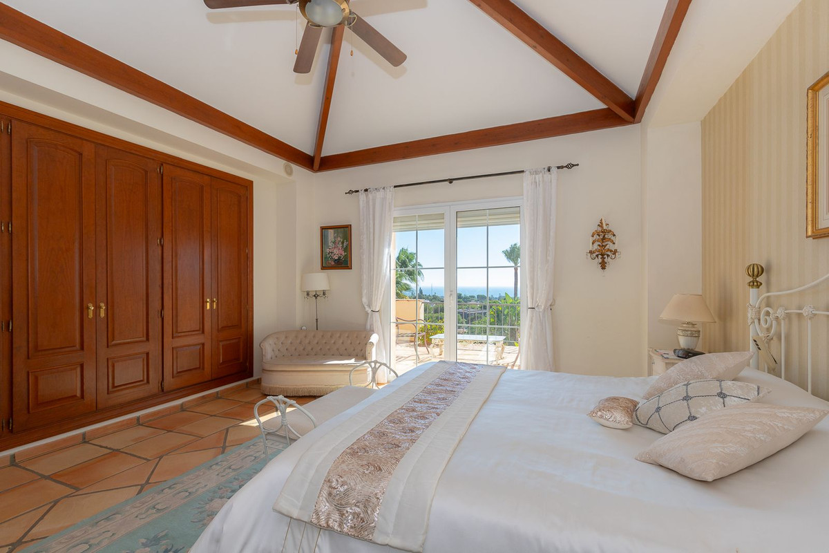 5 Bedroom Villa in Marbella - Photo 19