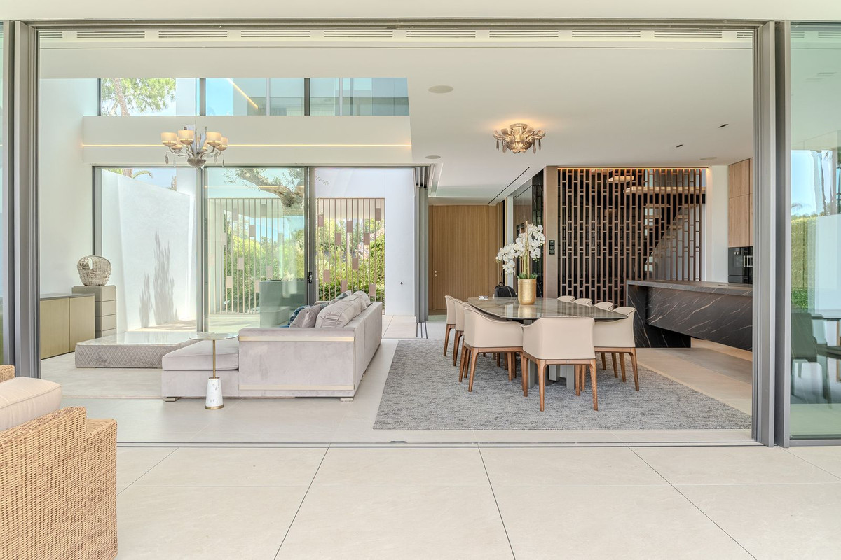 4 Bedroom Villa in Marbella - Photo 3
