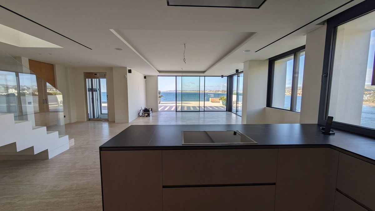 3 Bedroom Penthouse in Estepona - Photo 9