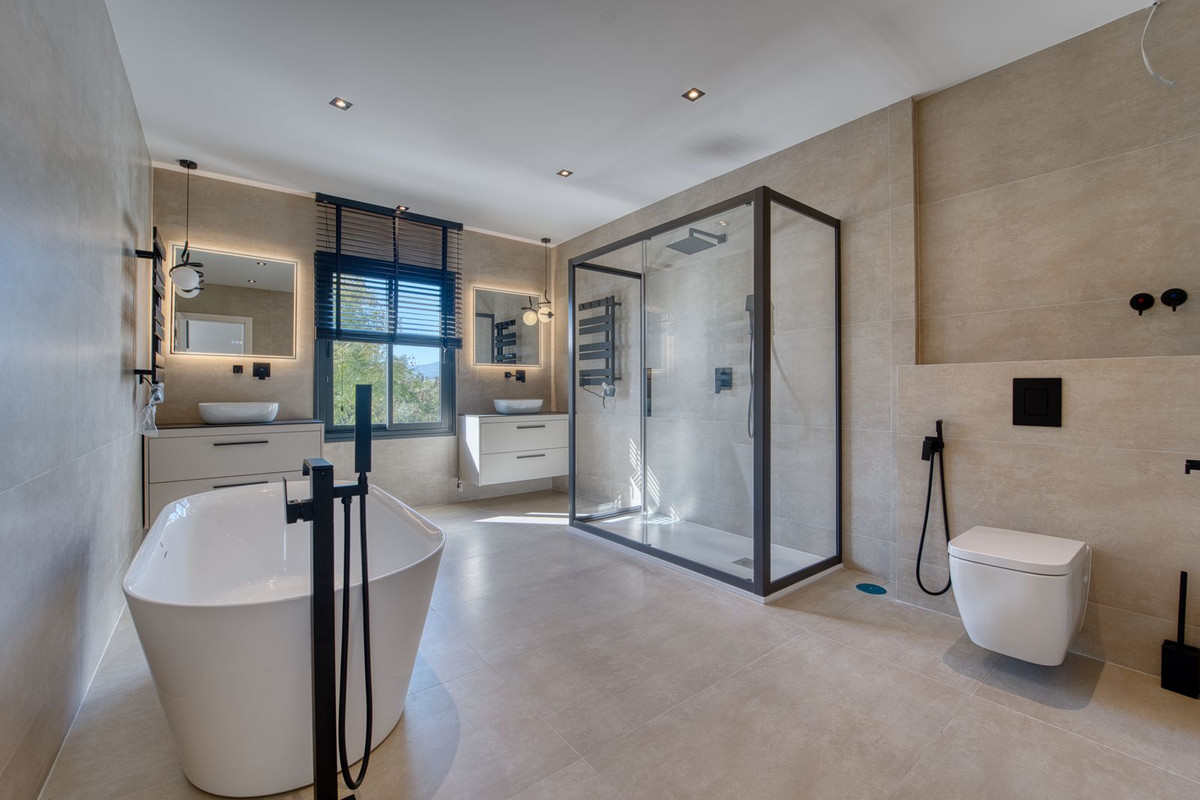 5 Bedroom Villa in Marbella - Photo 10
