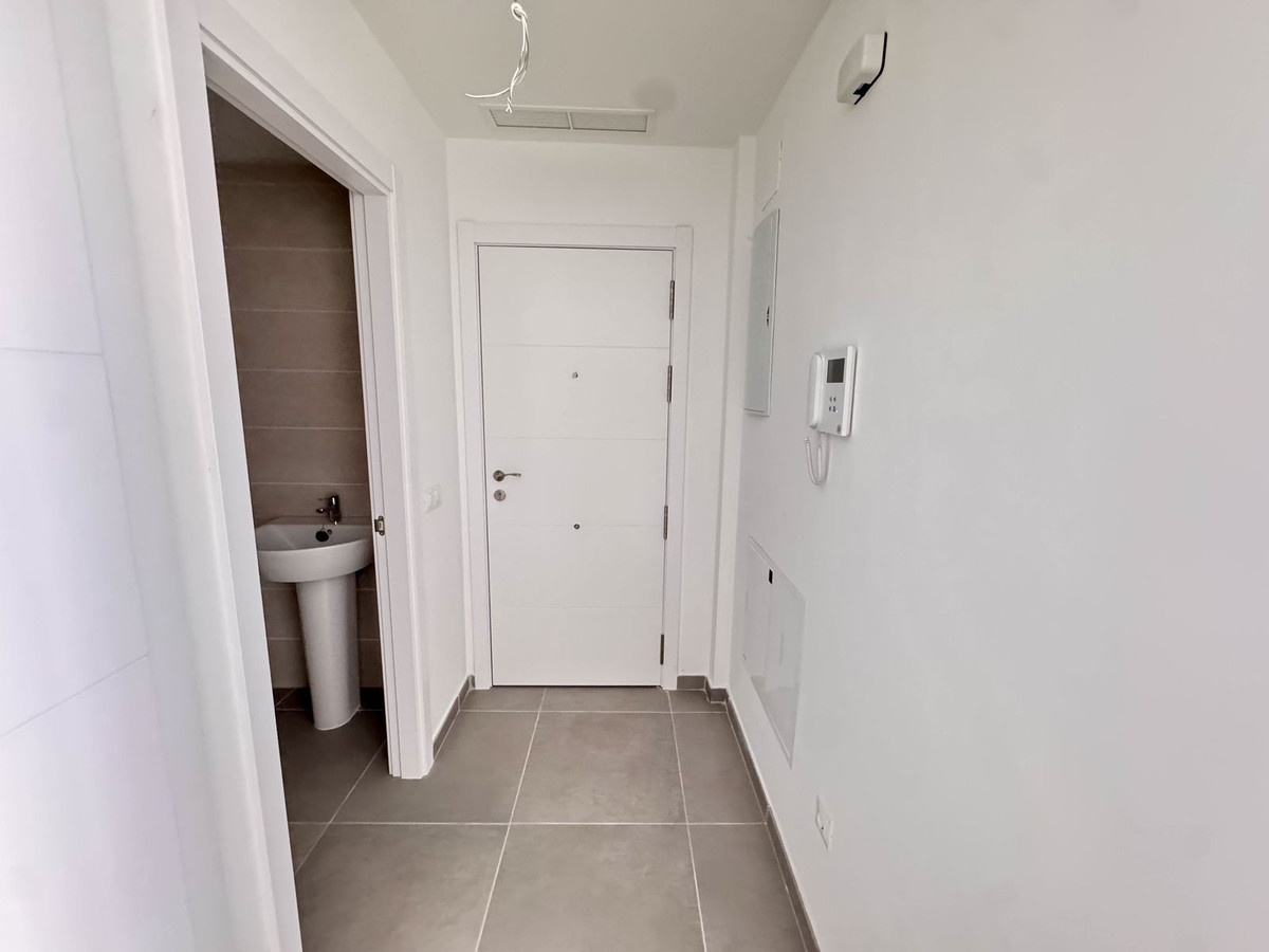 2 Bedroom Apartment in Benalmádena - Photo 11