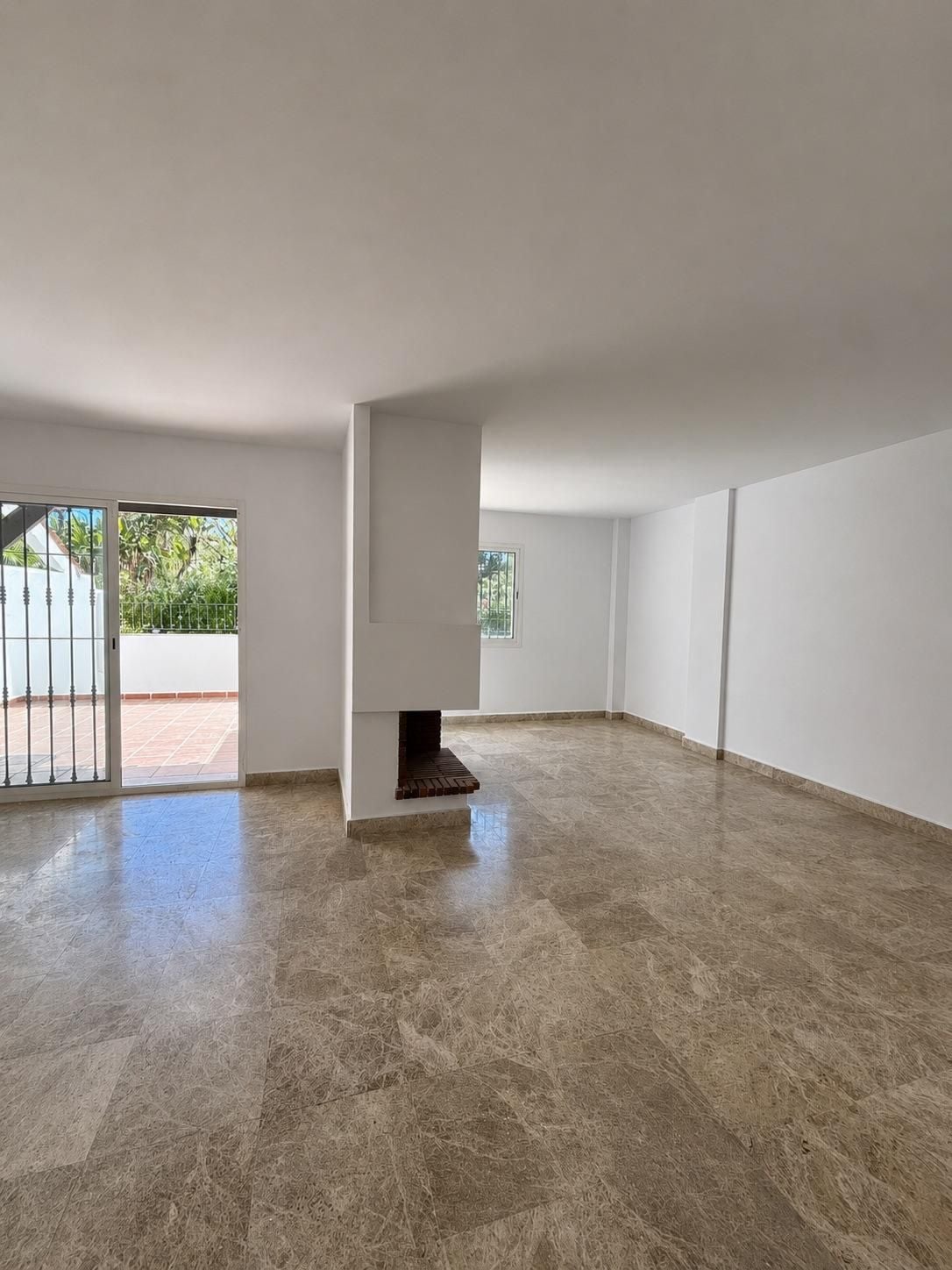 3 Bedroom Townhouse in Marbella - Photo 5