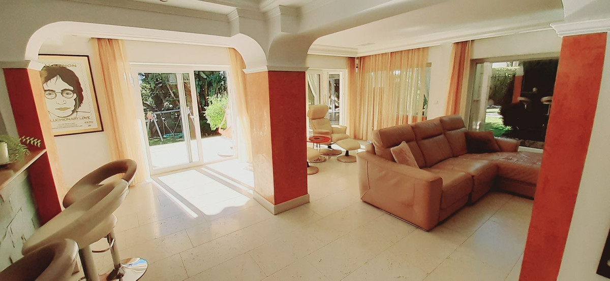 5 Bedroom Villa in Marbella - Photo 9