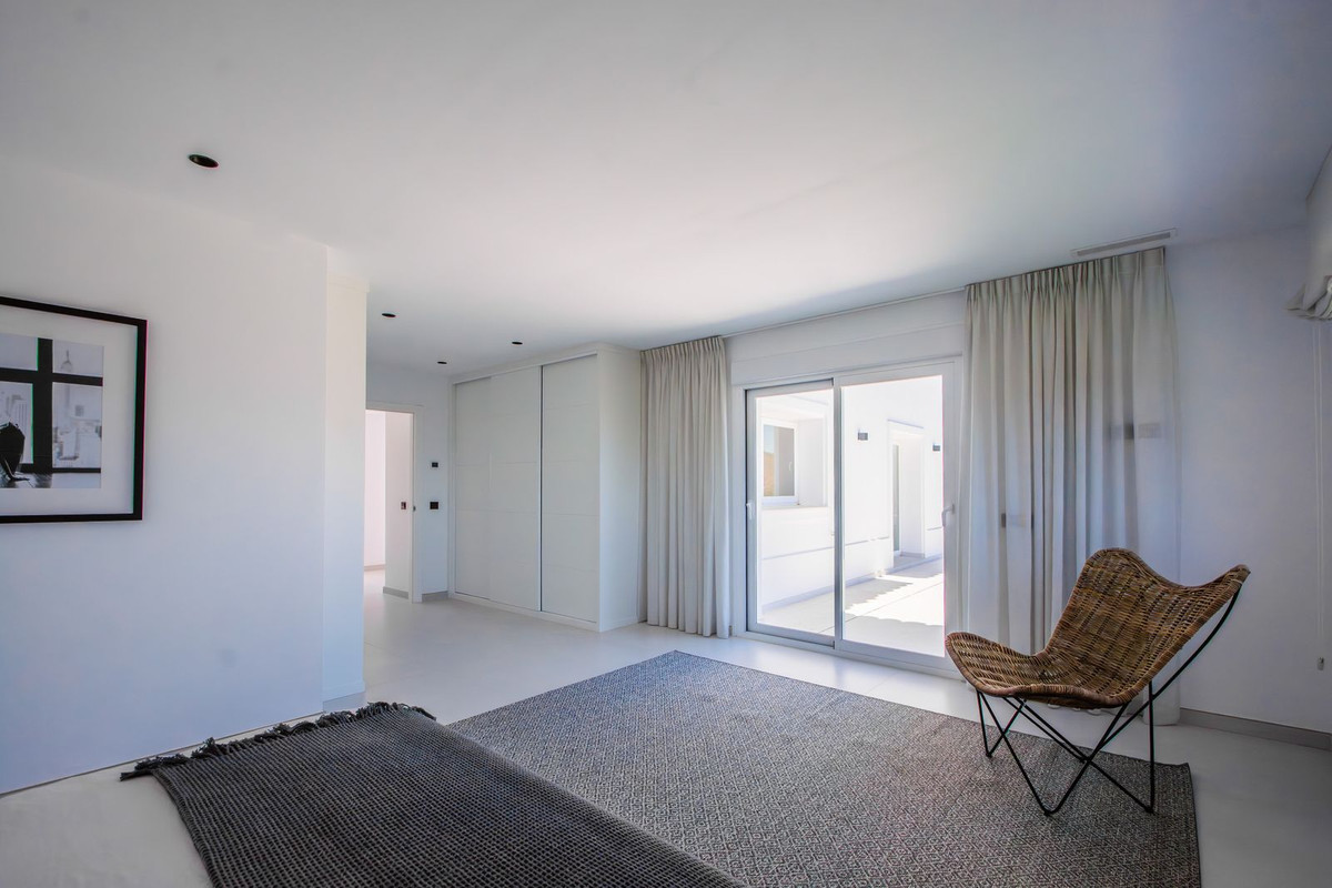 4 Bedroom Villa in Marbella - Photo 23