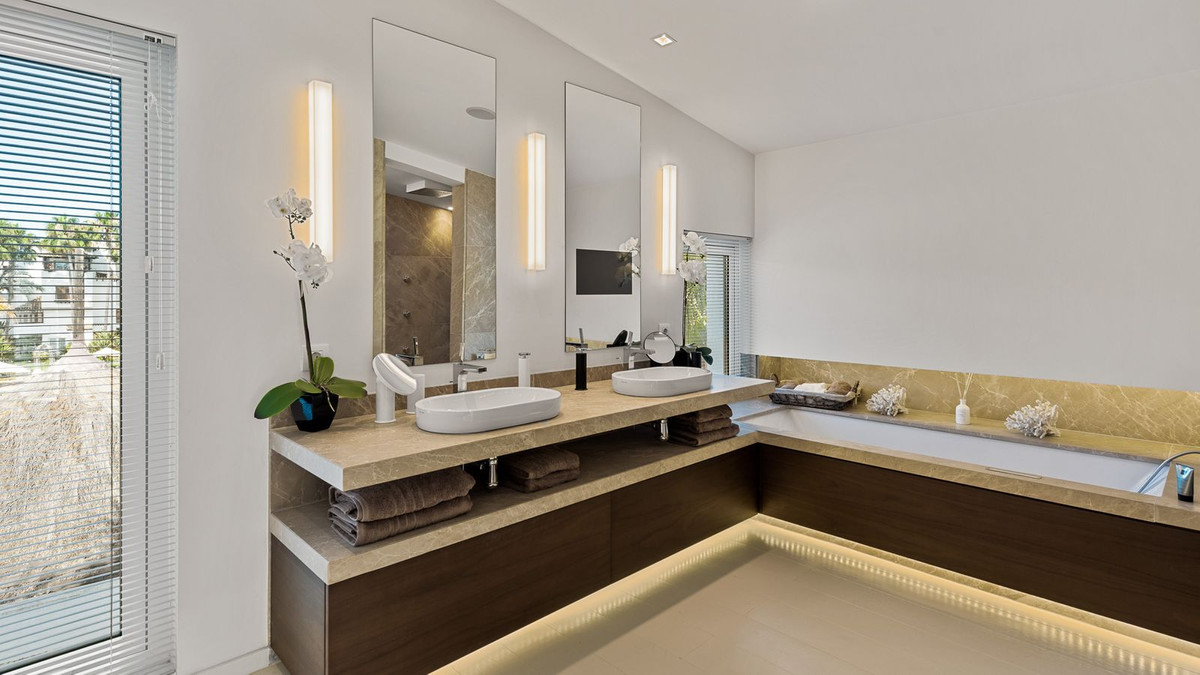 4 Bedroom Villa in Marbella - Photo 24