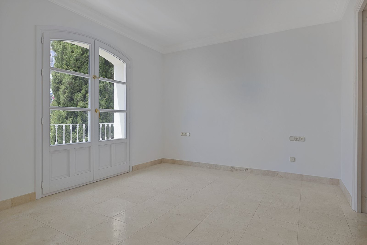 3 Bedroom Townhouse in Benahavís - Photo 9