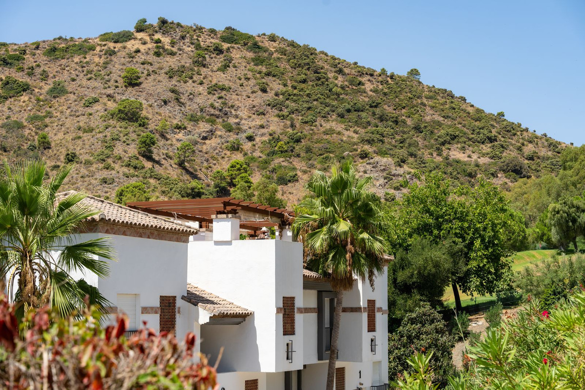 2 Bedroom Penthouse in Benahavís - Photo 45