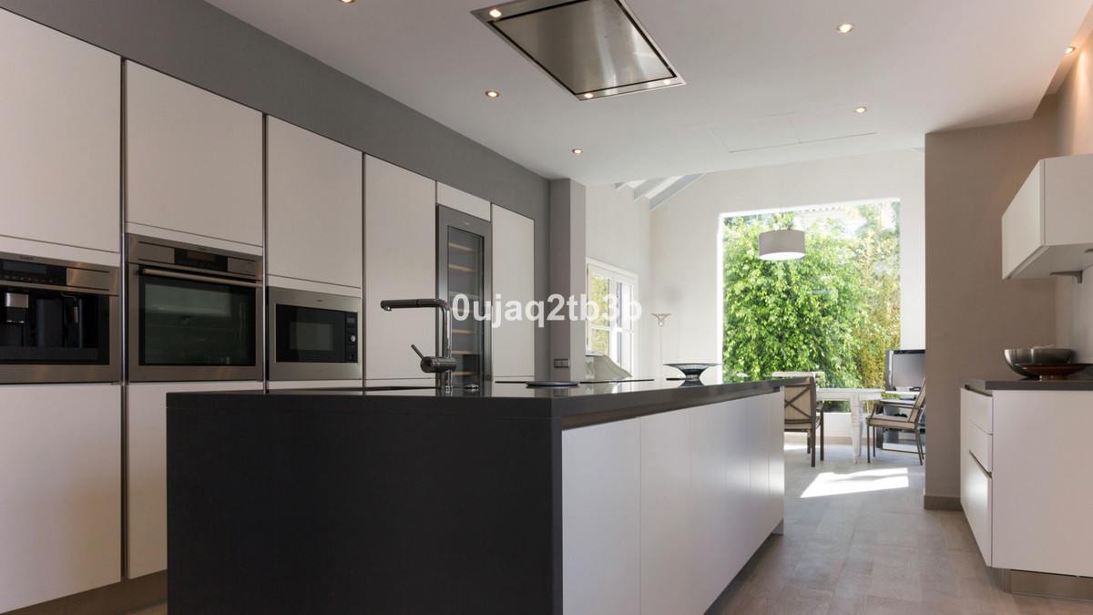 6 Bedroom Villa in San Pedro de Alcántara - Photo 12