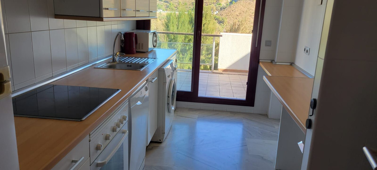 2 Bedroom Penthouse in Benahavís - Photo 41