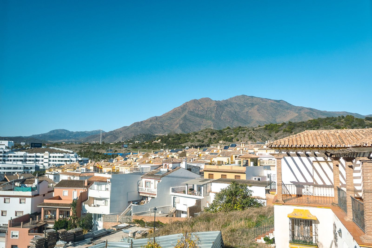 2 Bedroom Penthouse in Estepona - Photo 14