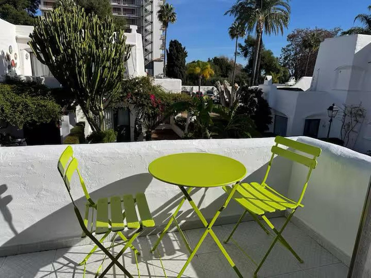 2 Bedroom Apartment in Estepona - Photo 12