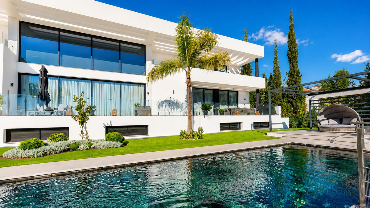 5 Bedroom Villa in Estepona - Photo 3