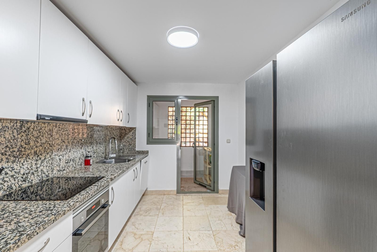 3 Bedroom Apartment in Estepona - Photo 13