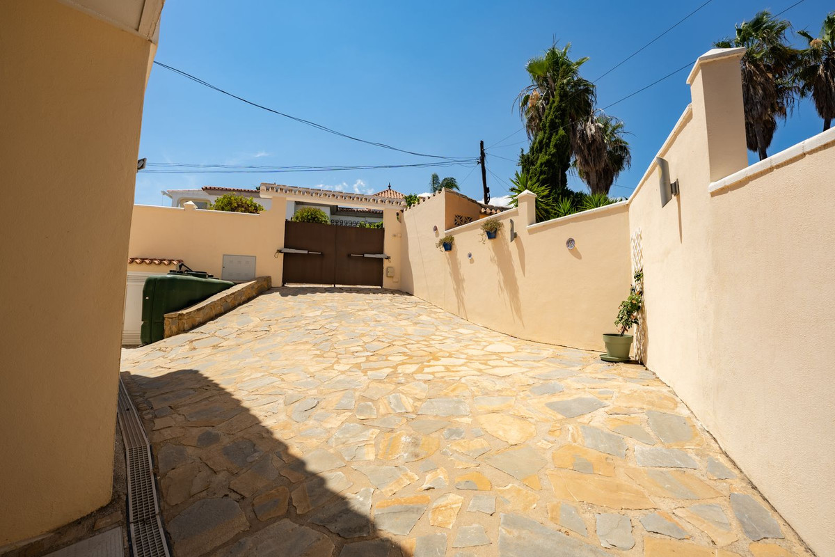 4 Bedroom Villa in Estepona - Photo 30