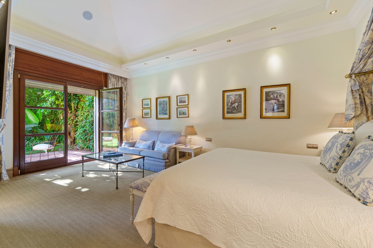 6 Bedroom Villa in Marbella - Photo 24