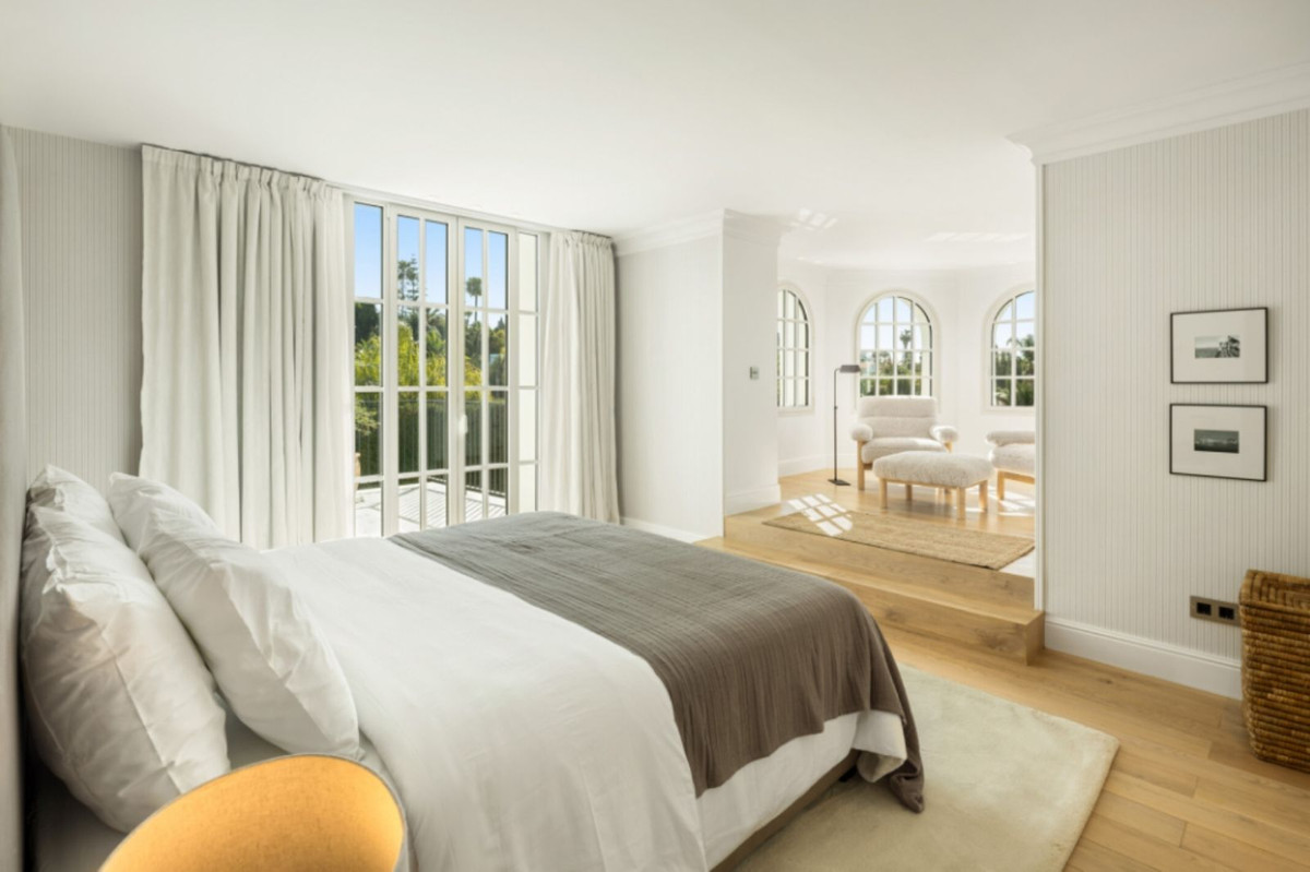 5 Bedroom Villa in Marbella - Photo 4