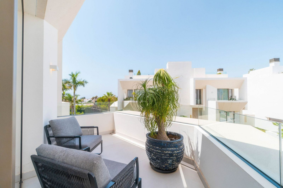 4 Bedroom Villa in Marbella - Photo 24