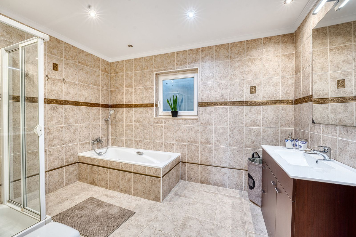 8 Bedroom Villa in Marbella - Photo 27