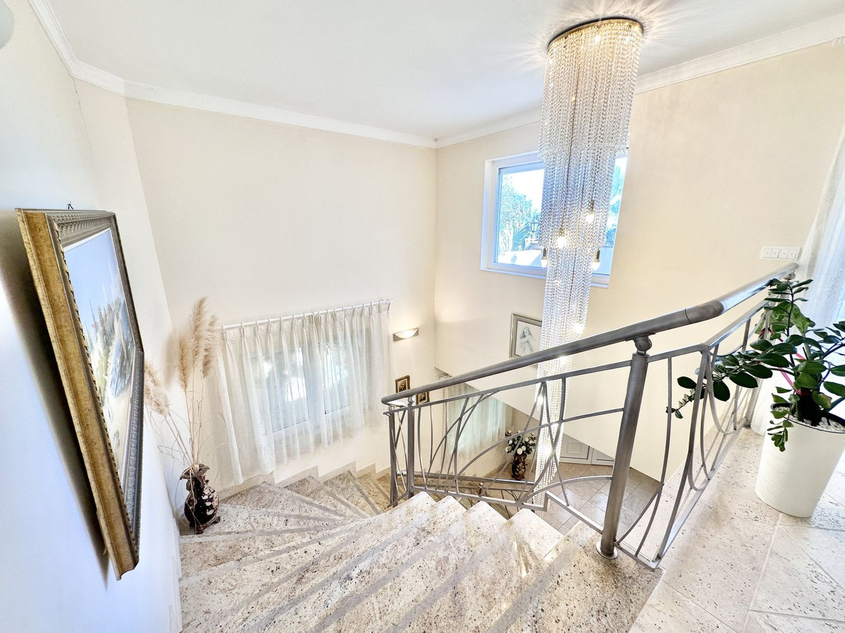 6 Bedroom Villa in Marbella - Photo 21