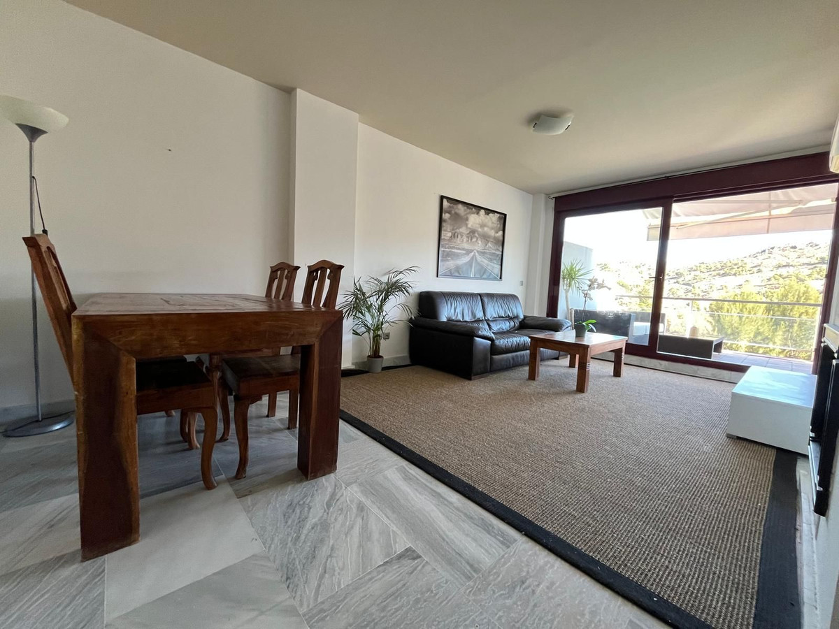 2 Bedroom Apartment in Benahavís - Photo 4