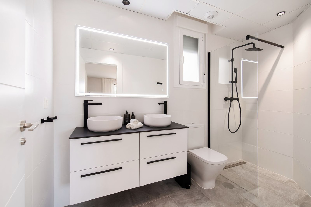 2 Bedroom Apartment in Marbella - Photo 8