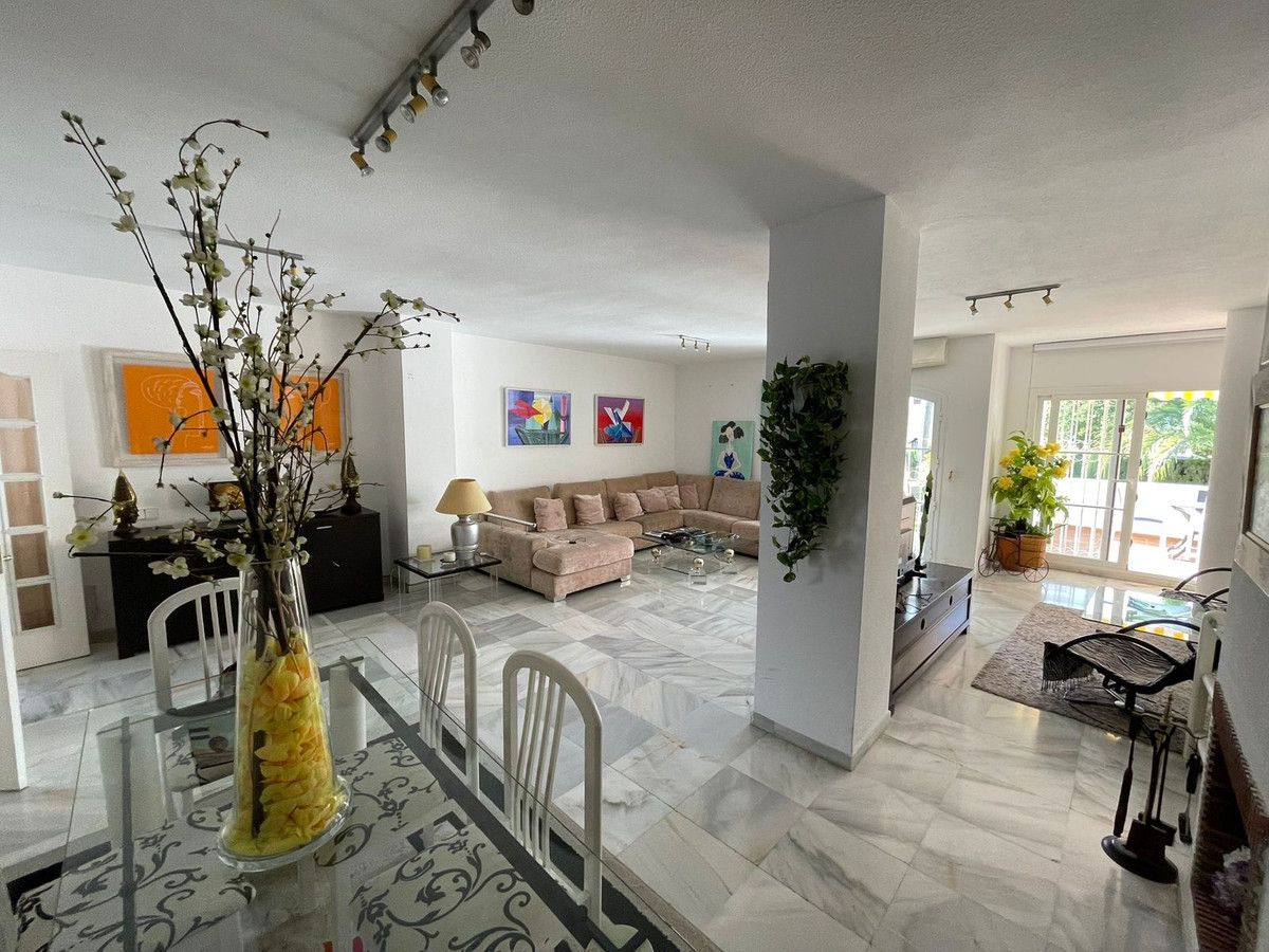 5 Bedroom Apartment in Marbella - Photo 3