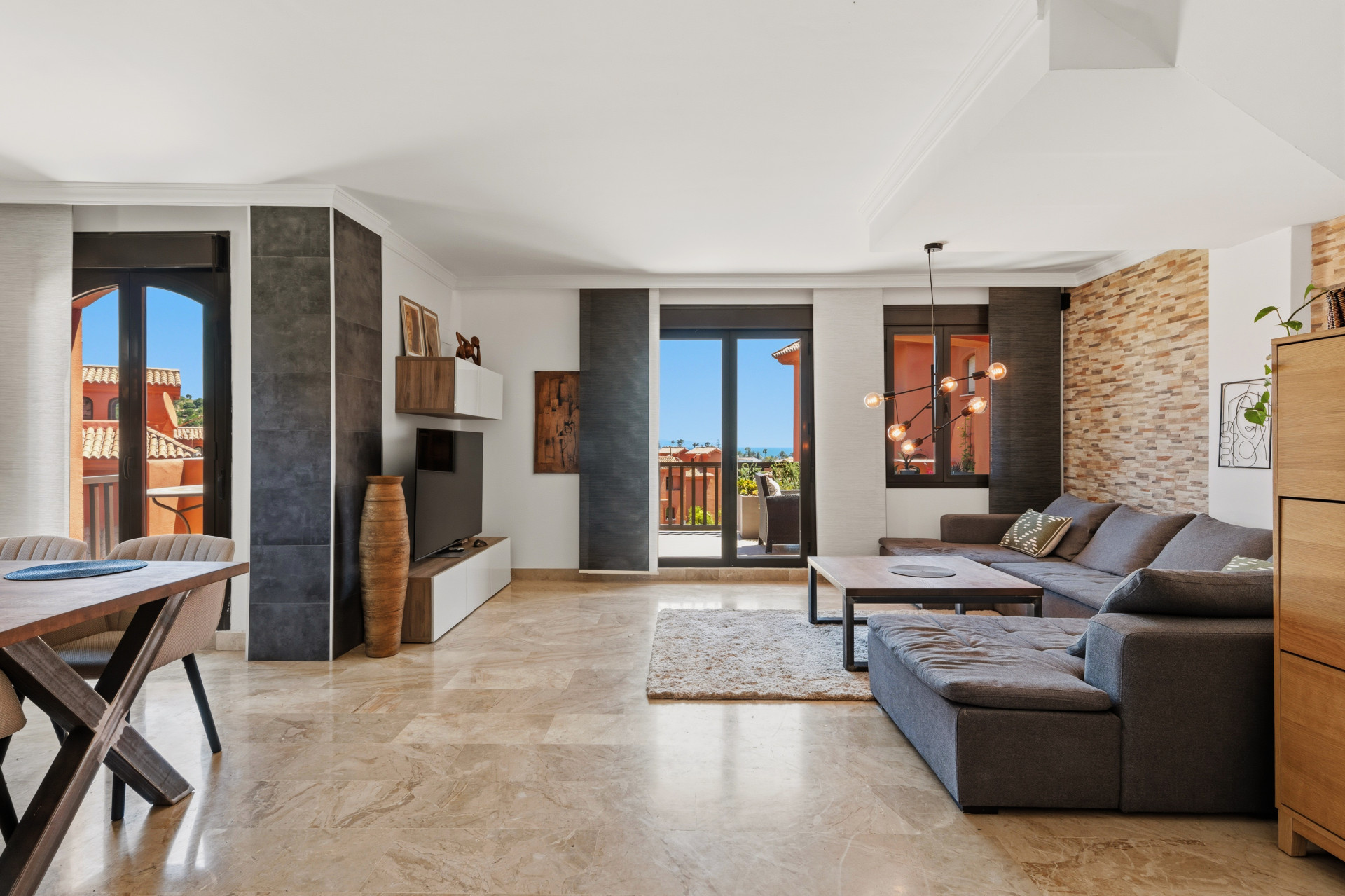 3 Bedroom Penthouse in Estepona - Photo 3
