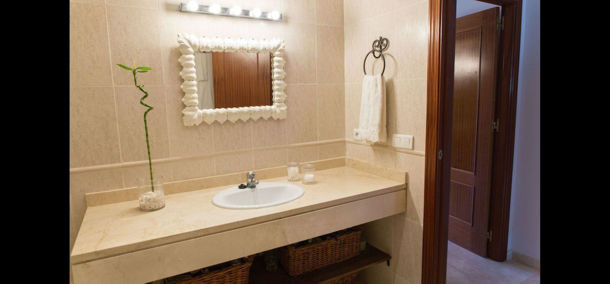 3 Bedroom Penthouse in La Duquesa - Photo 10