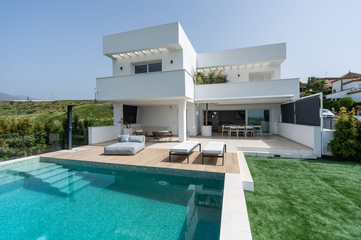 3 Bedroom Villa in Estepona - Photo 2