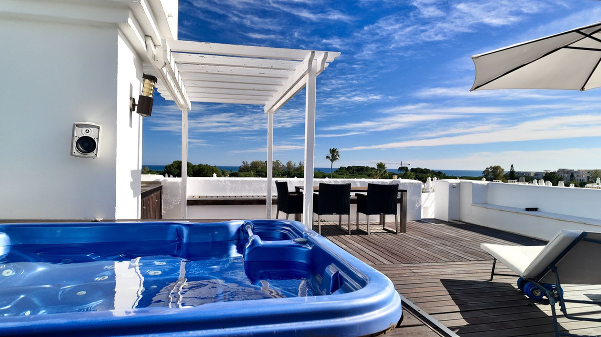 2 Bedroom Penthouse in Estepona - Photo 25