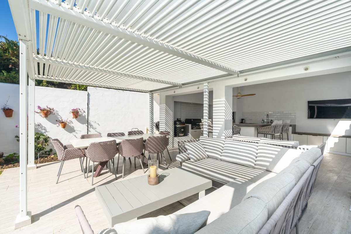 5 Bedroom Villa in Estepona - Photo 5
