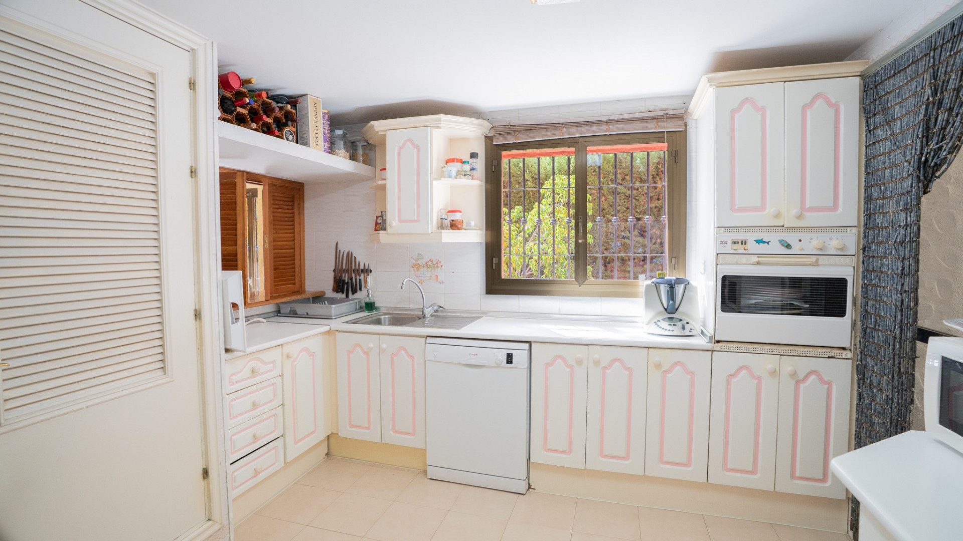 4 Bedroom Villa in Marbella - Photo 5
