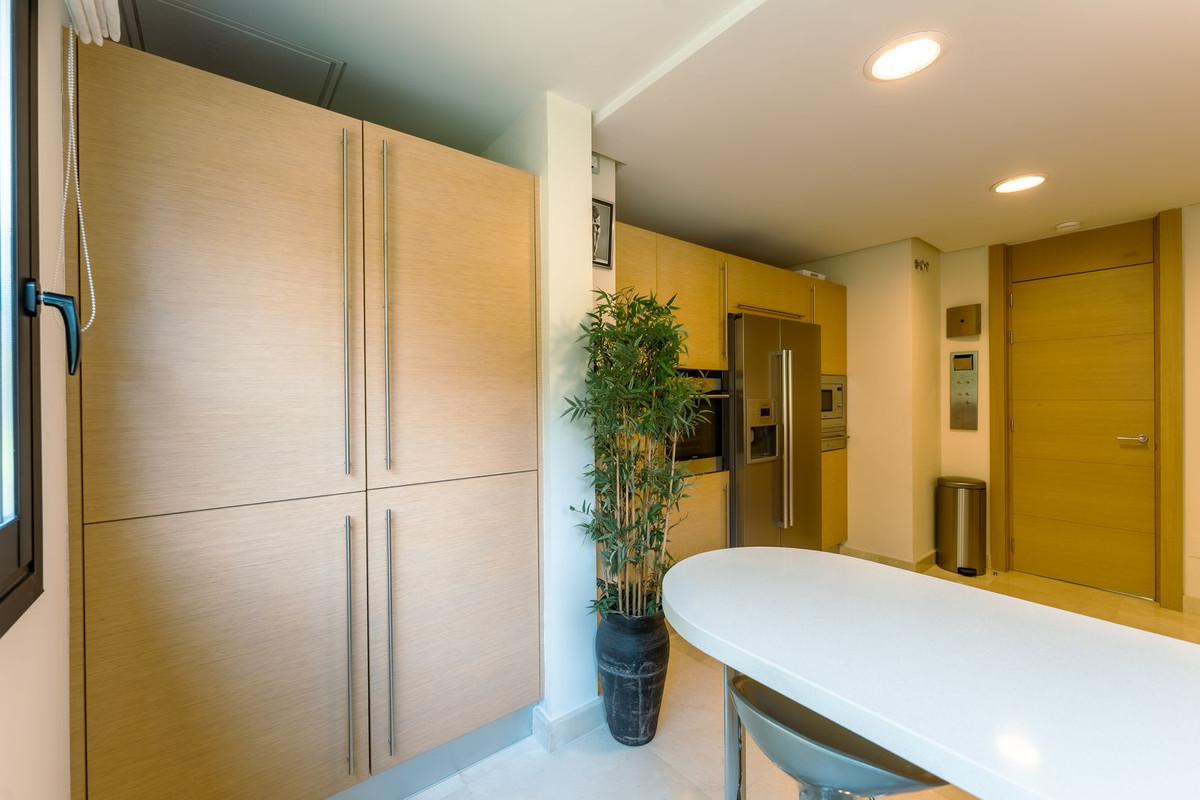 2 Bedroom Apartment in Benahavís - Photo 12