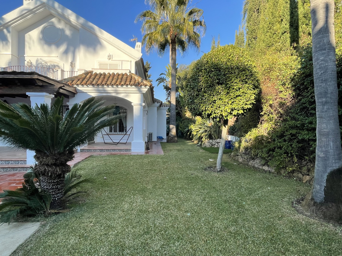 4 Bedroom Villa in Marbella - Photo 8