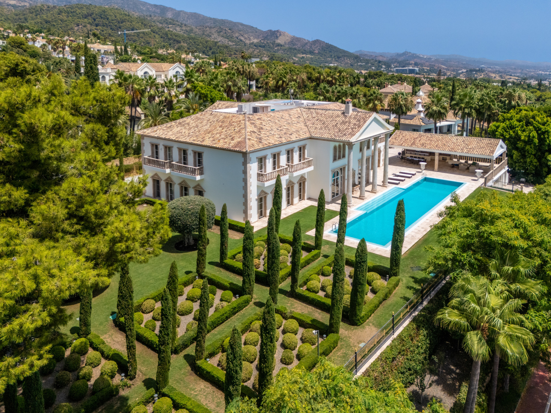 10 Bedroom Villa in Marbella - Photo 3