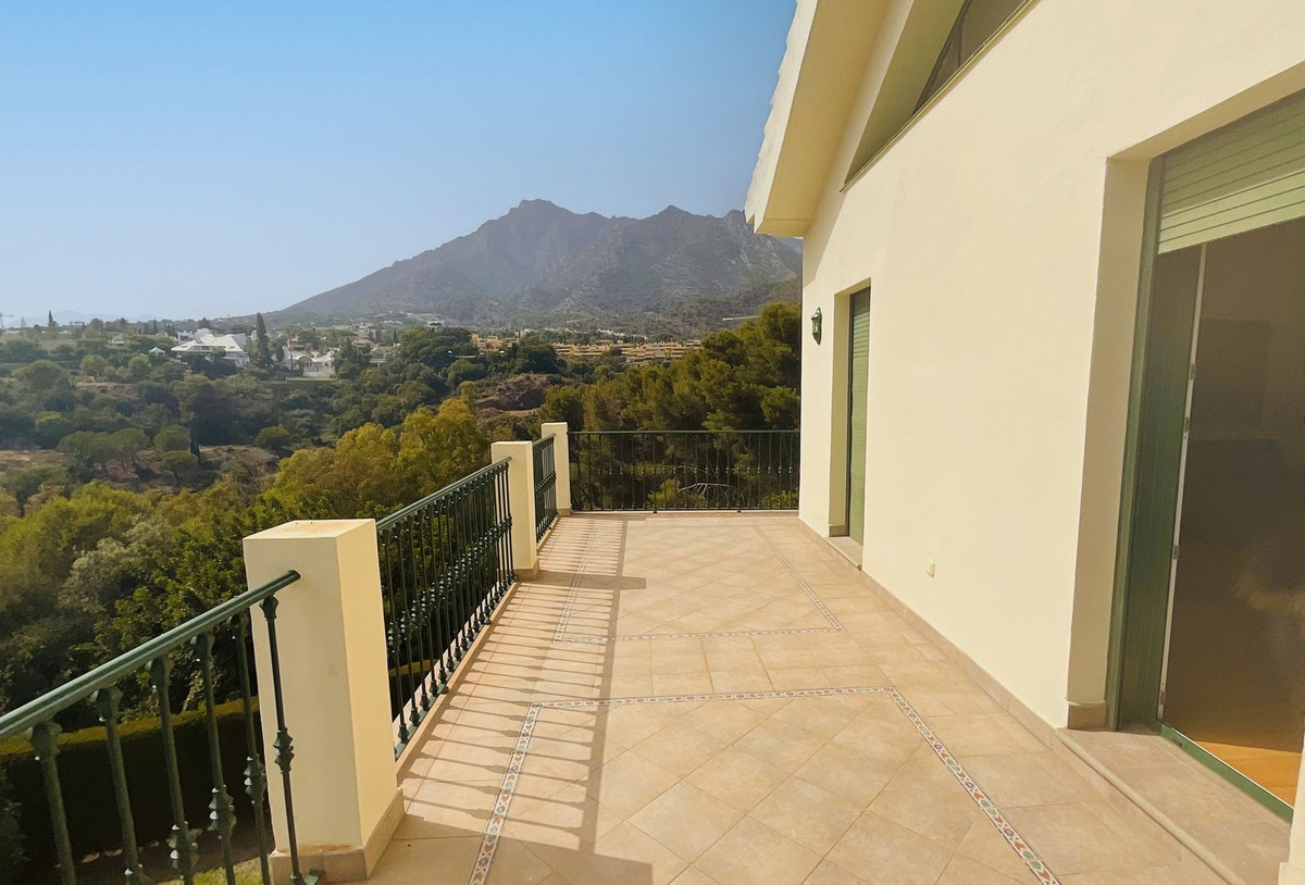 6 Bedroom Villa in Marbella - Photo 9