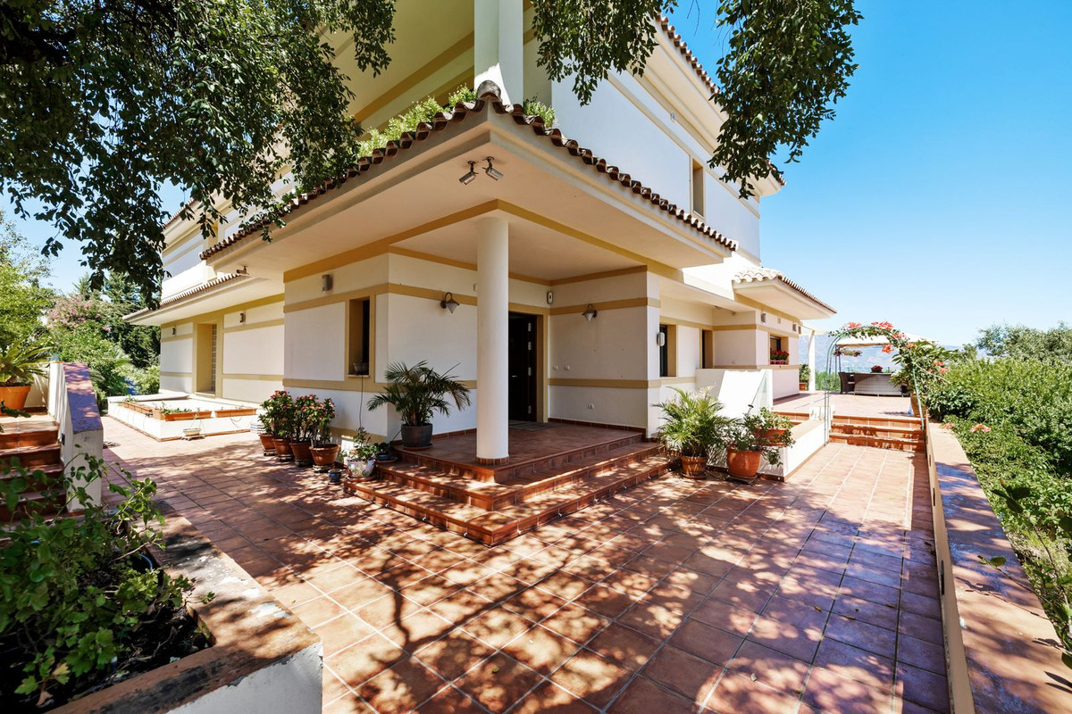 6 Bedroom Villa in Marbella - Photo 8