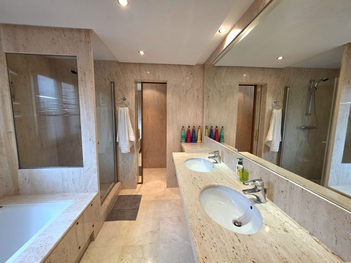3 Bedroom Townhouse in Estepona - Photo 24
