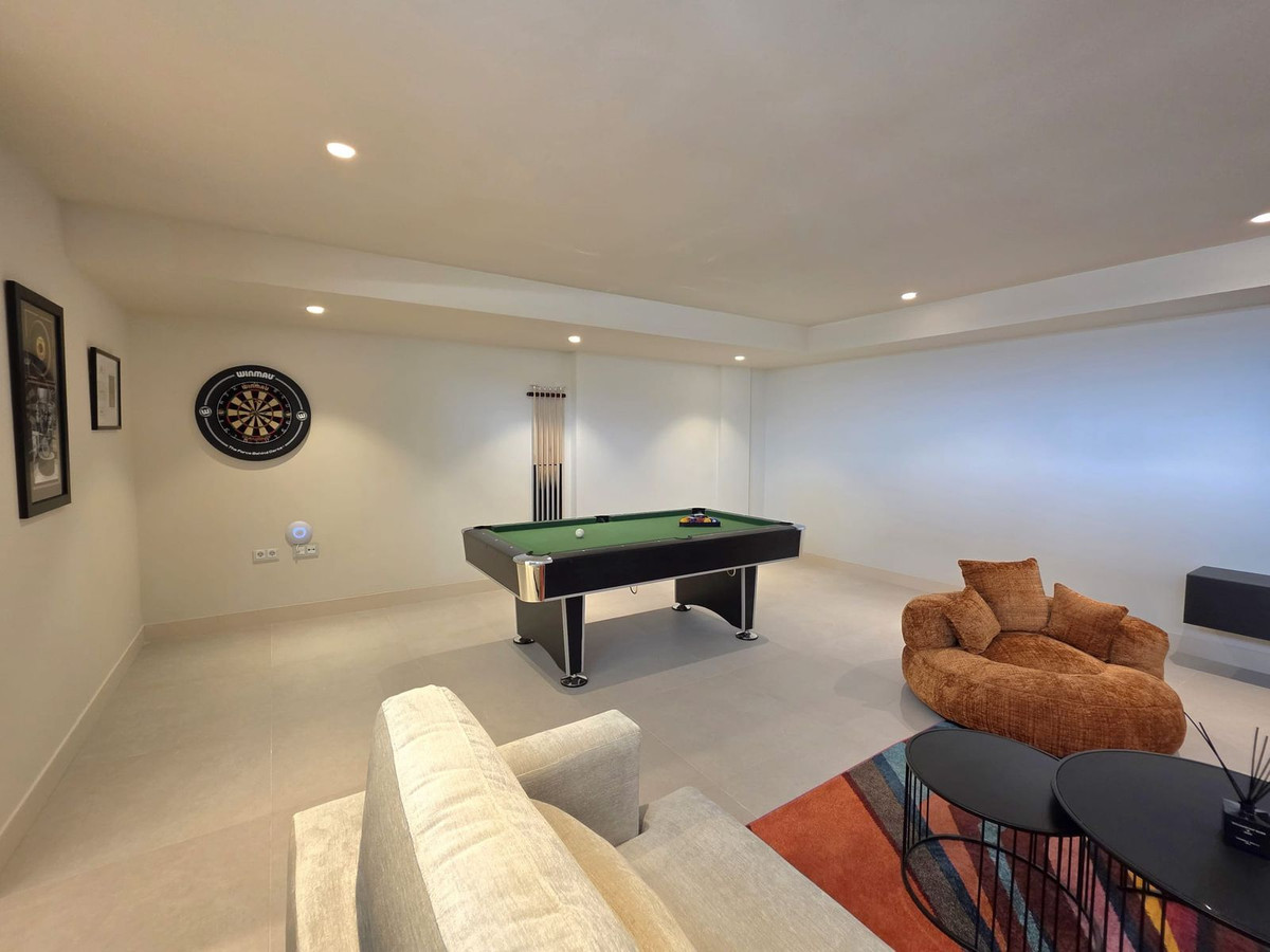 4 Bedroom Townhouse in Estepona - Photo 31