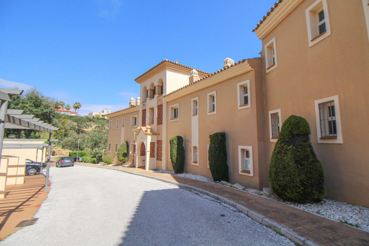 2 Bedroom Apartment in Marbella - Photo 28