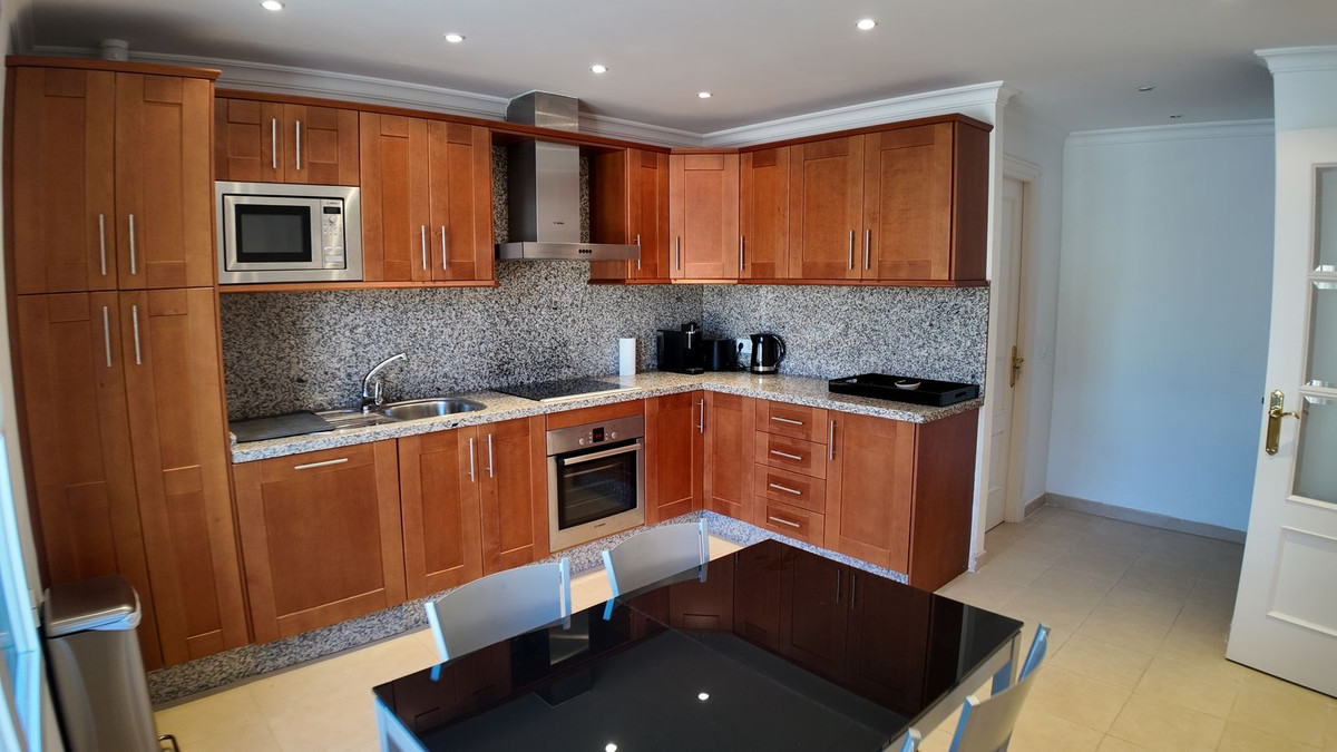 4 Bedroom Townhouse in Benahavís - Photo 10