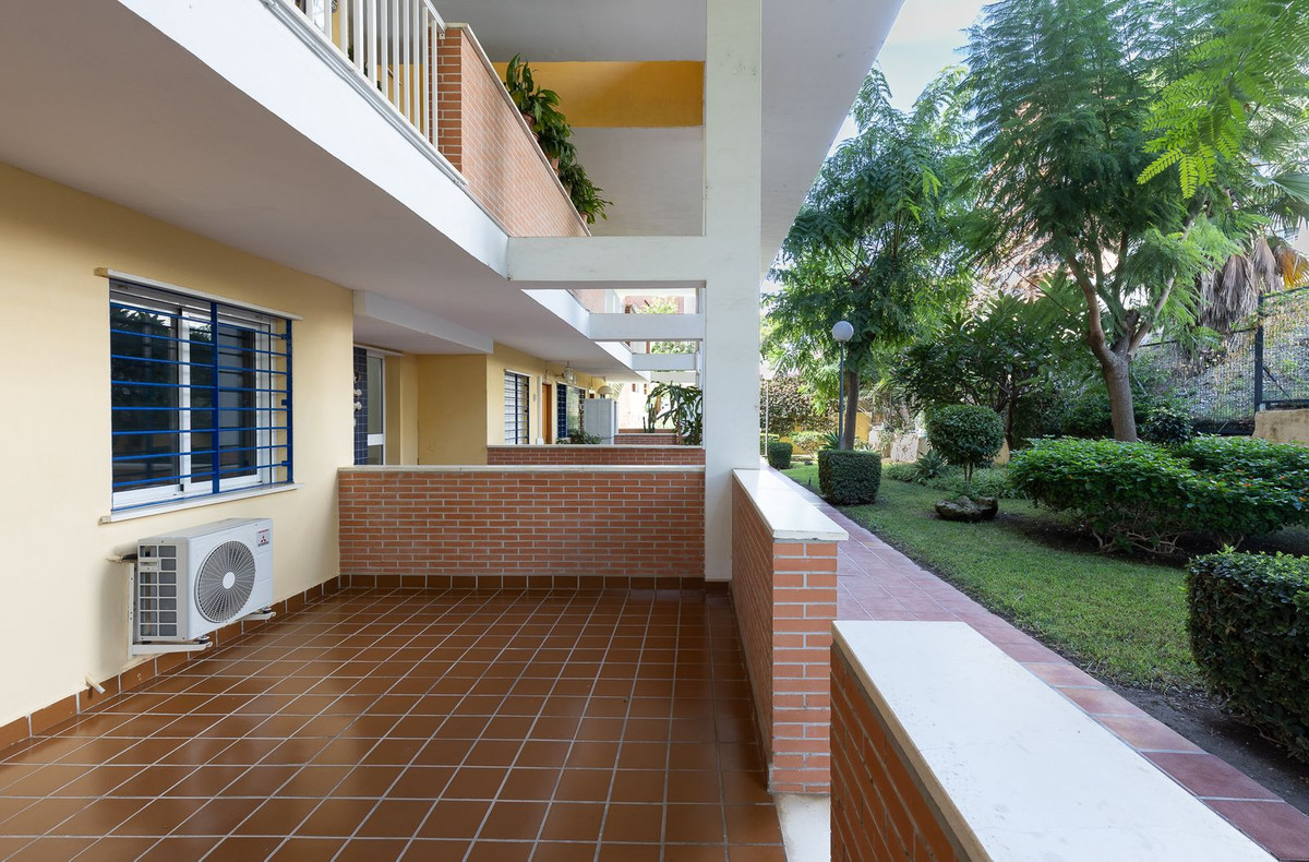 2 Bedroom Apartment in Torremolinos - Photo 3