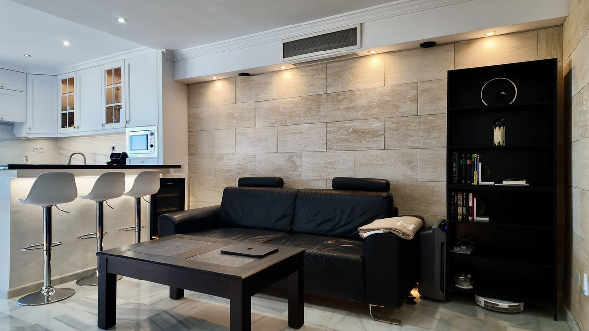 2 Bedroom Penthouse in Estepona - Photo 3