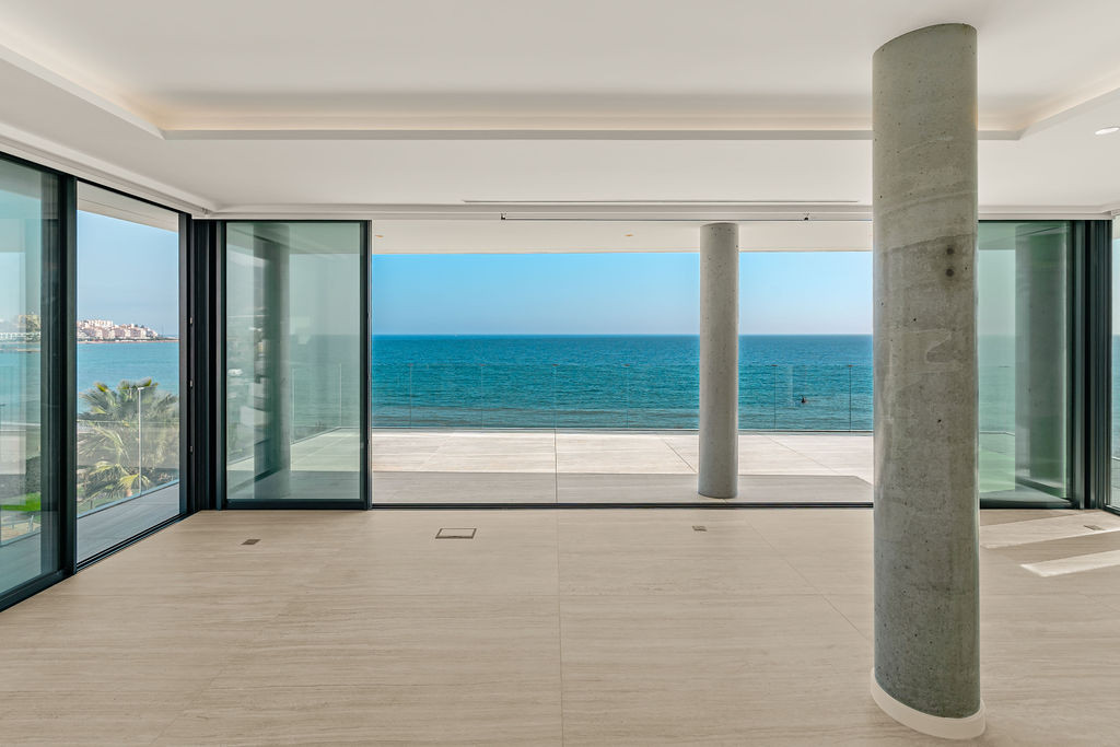 4 Bedroom Penthouse in Estepona - Photo 4