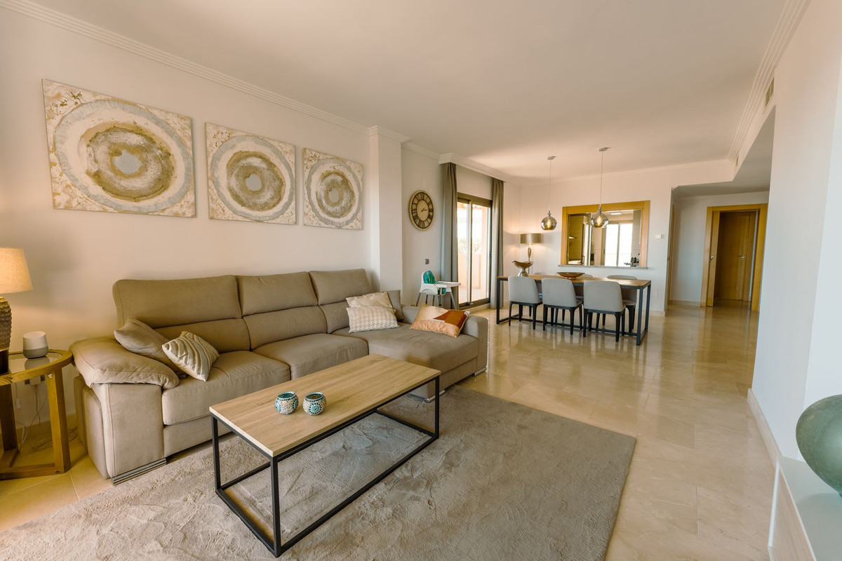 2 Bedroom Apartment in Estepona - Photo 4