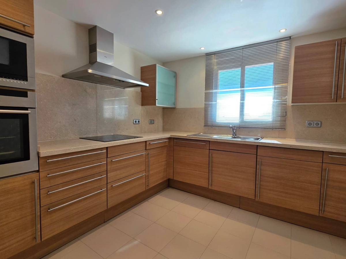 2 Bedroom Apartment in Estepona - Photo 12